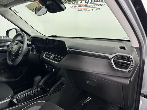 Used 2025 Chevrolet TrailBlazer LT AWD/4WD image 34