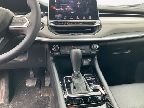 Used 2024 Jeep Compass Limited image 11