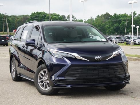 Used 2026 Toyota Sienna LE AWD/4WD image 15
