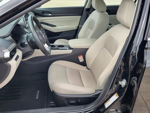 Used 2025 Nissan Altima 2.5 SV FWD image 11
