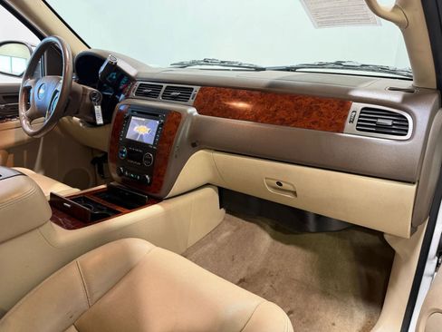 Used 2013 Chevrolet Avalanche LTZ image 27