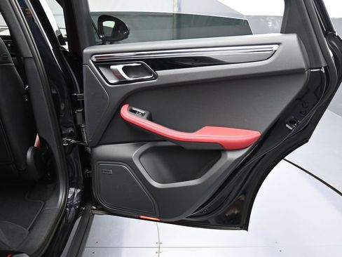 Certified 2025 Porsche Macan AWD/4WD image 26