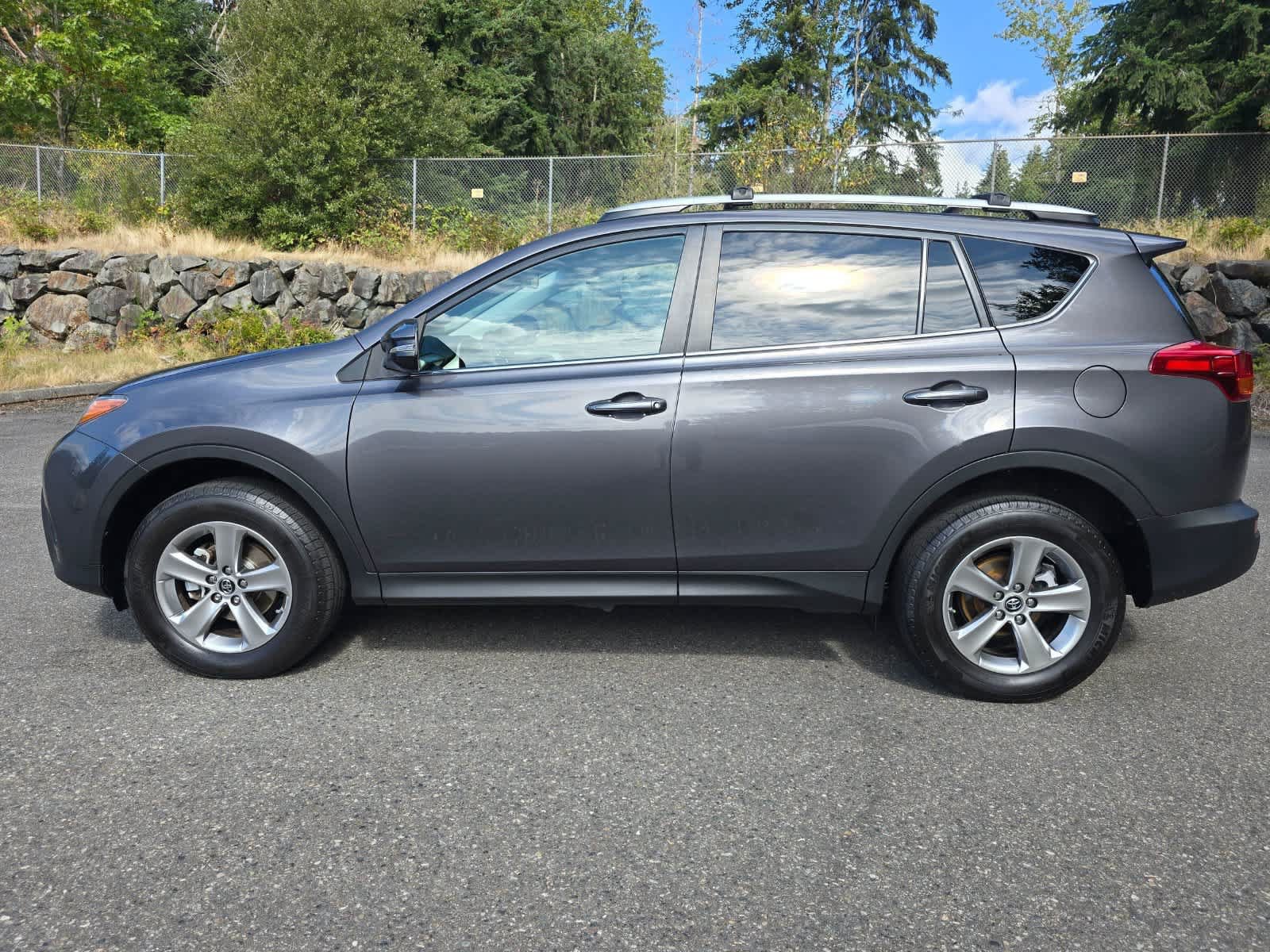 Used 2015 Toyota RAV4 XLE AWD/4WD image 3