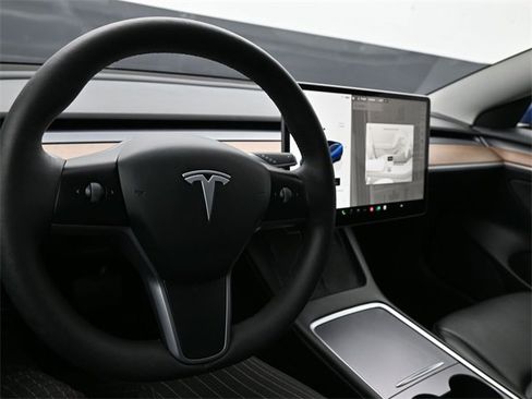 Used 2023 Tesla Model 3 Standard Range image 9