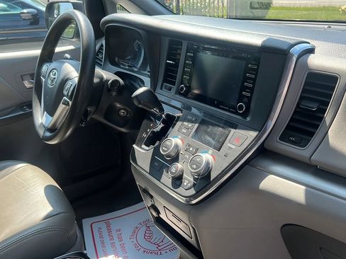 Used 2018 Toyota Sienna LE w/ Carpet Mat Package image 19