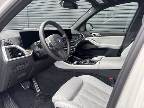 Used 2025 BMW X5 xDrive50e w/ M Sport Package image 11