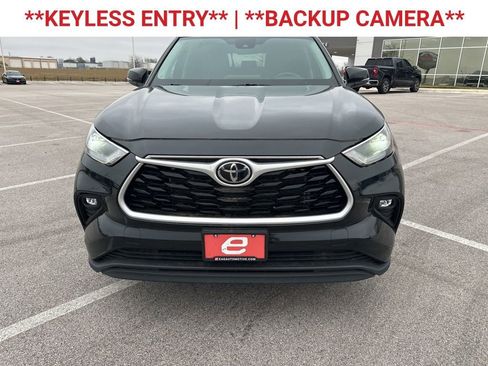 Used 2024 Toyota Highlander LE image 2