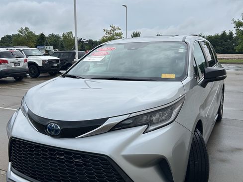 Used 2023 Toyota Sienna XSE AWD/4WD image 3
