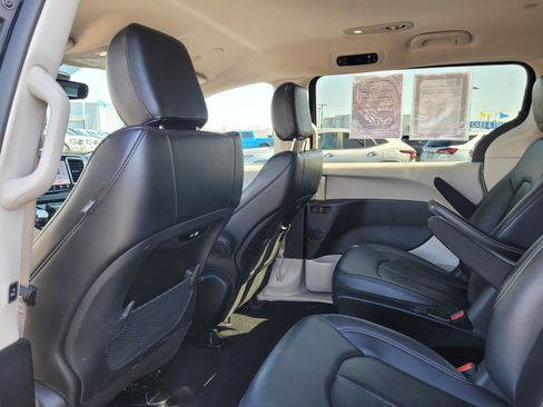 Used 2024 Chrysler Pacifica Limited FWD image 15