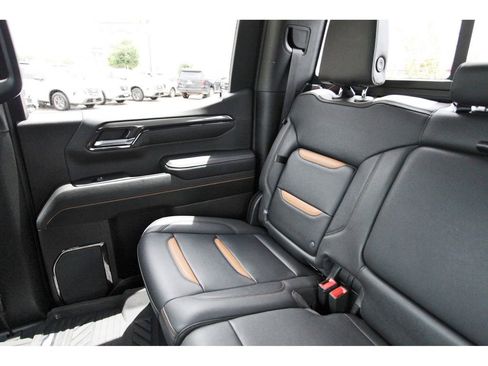 Used 2024 GMC Sierra 1500 AT4 w/ Technology Package AWD/4WD image 9