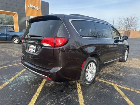 Used 2017 Chrysler Pacifica Touring-L image 12