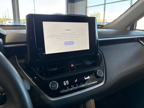 Used 2025 Toyota Corolla Cross LE image 21