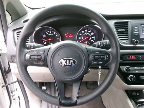 Used 2018 Kia Sedona L image 40