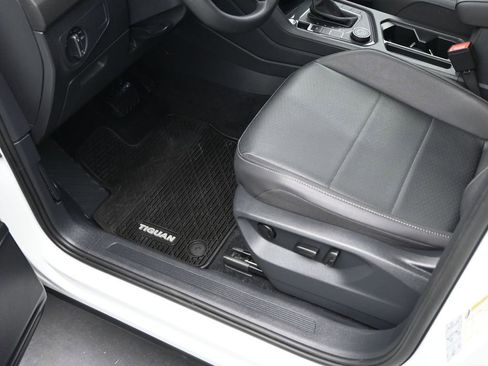 Used 2020 Volkswagen Tiguan SEL AWD/4WD image 14