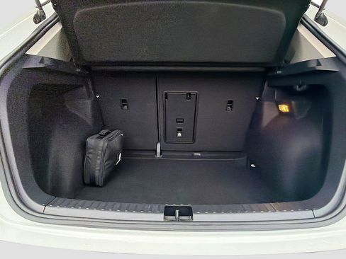 Used 2023 Volkswagen Taos SE w/ Panoramic Sunroof Package image 27