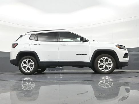 Used 2024 Jeep Compass Latitude AWD/4WD image 31