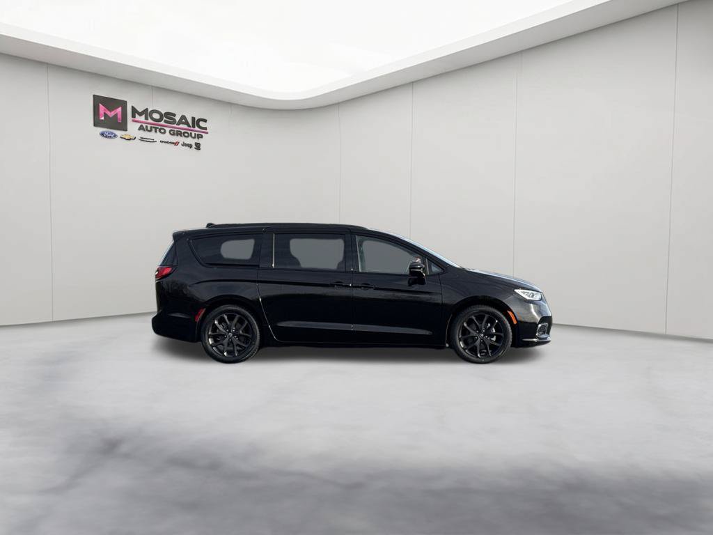 Used 2025 Chrysler Pacifica Limited FWD image 8