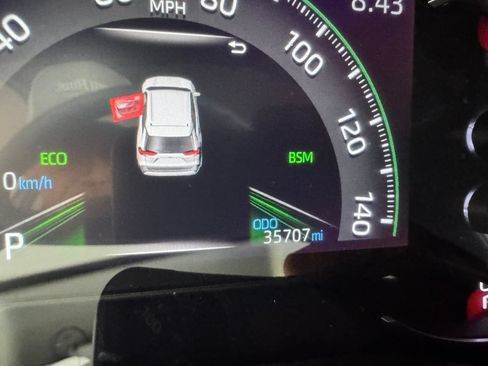Used 2025 Toyota RAV4 XLE FWD image 4