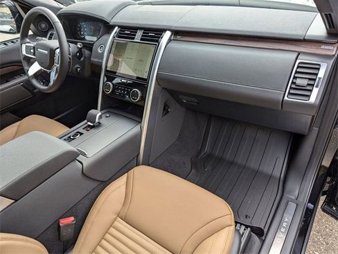 New 2025 Land Rover Discovery Dynamic SE image 19