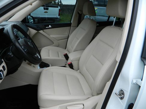Used 2016 Volkswagen Tiguan S image 12