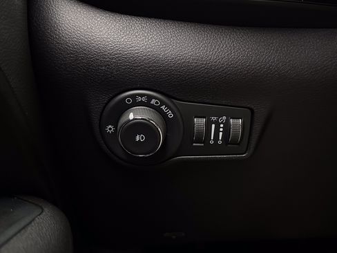 Used 2022 Jeep Compass Latitude FWD image 17