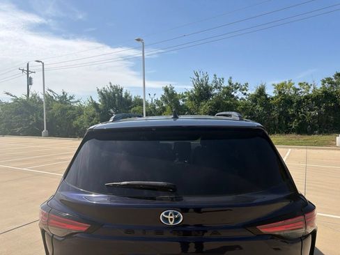 Used 2021 Toyota Sienna XLE FWD image 4