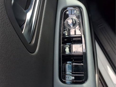 New 2026 Nissan Leaf FWD image 18