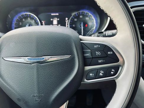 Used 2017 Chrysler Pacifica Limited FWD image 27