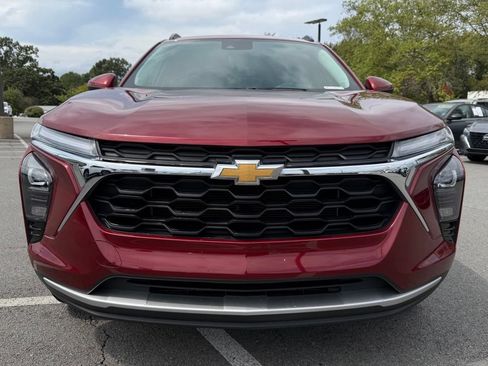 Used 2024 Chevrolet Trax LT w/ LT Convenience Package FWD image 2