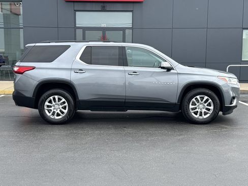 Used 2021 Chevrolet Traverse LT image 2