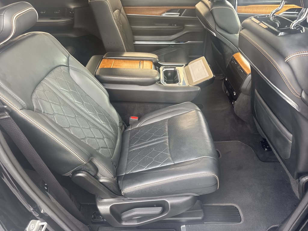 Used 2023 Jeep Grand Wagoneer Series III AWD/4WD image 15