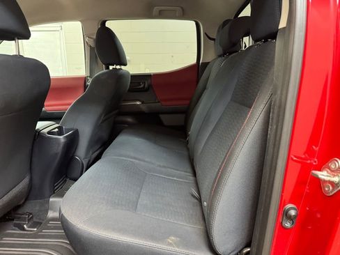 Used 2018 Toyota Tacoma SR5 w/ Four Season Floor Mat Package AWD/4WD image 16