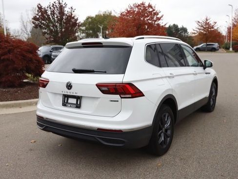 Used 2023 Volkswagen Tiguan SE w/ Panoramic Sunroof Package image 3