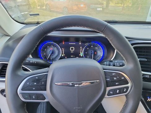 Used 2023 Chrysler Pacifica Touring-L image 19