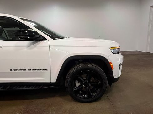 Used 2024 Jeep Grand Cherokee Limited w/ Luxury Tech Group II image 31