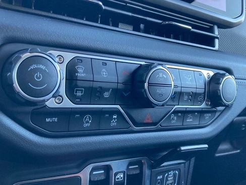 Used 2024 Jeep Wrangler Unlimited Rubicon image 25