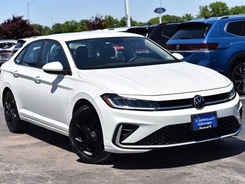 Used 2025 Volkswagen Jetta SE FWD image 2