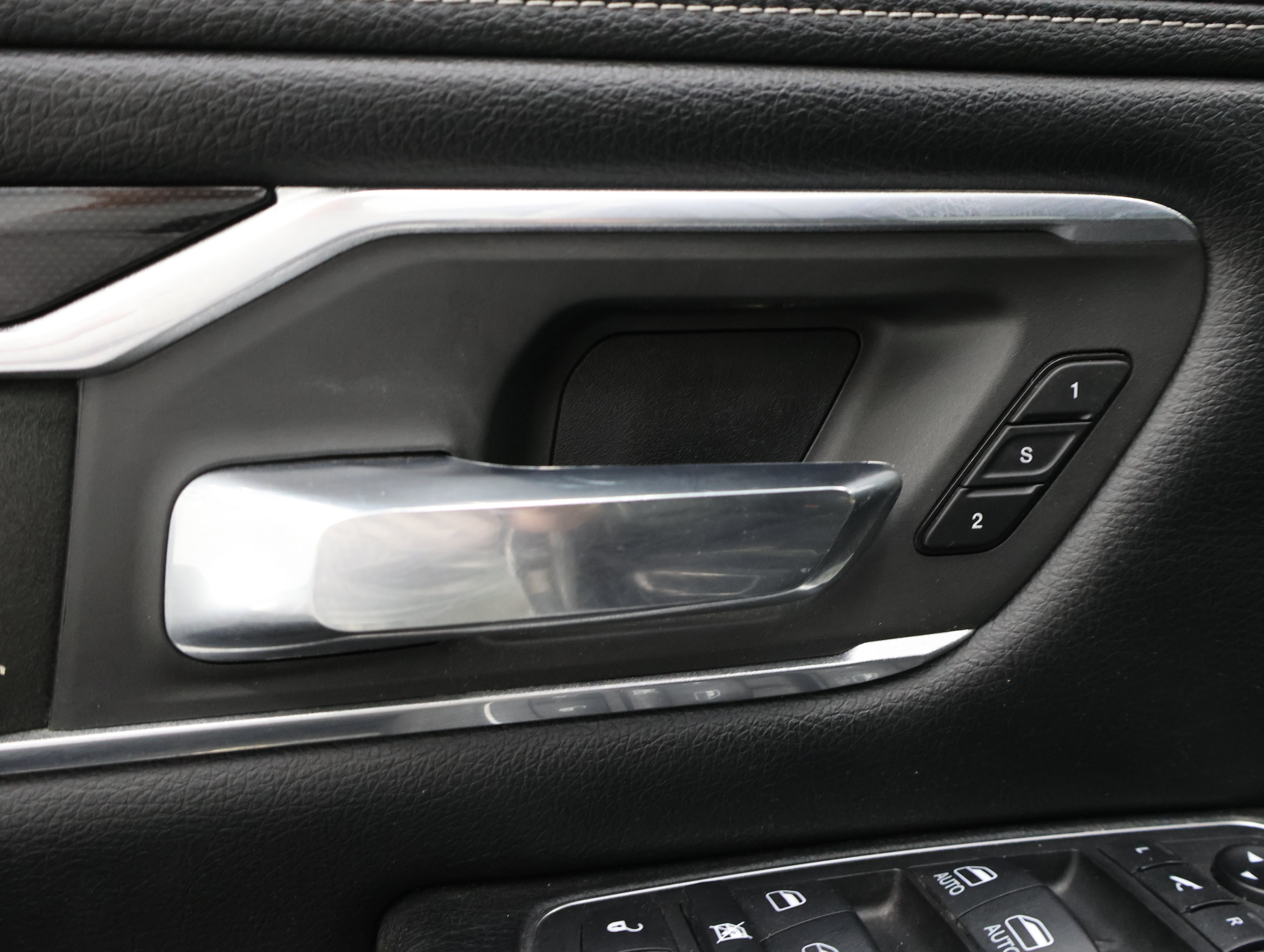 Used 2019 RAM 1500 Laramie w/ Sport Appearance Package AWD/4WD image 38