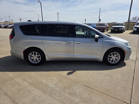 Used 2023 Chrysler Pacifica Touring-L image 2