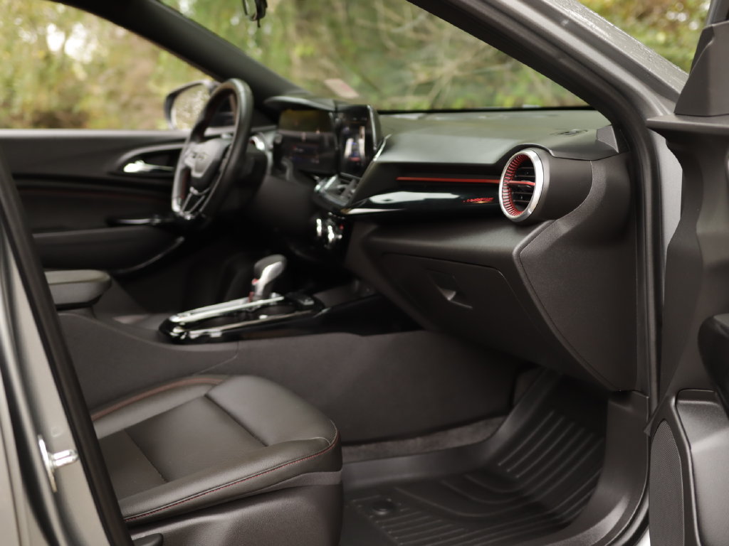 Used 2025 Chevrolet Trax RS w/ Sunroof Package FWD image 29