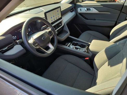 Used 2025 Ford Explorer Active image 3