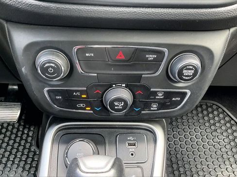 Certified 2020 Jeep Compass Latitude w/ Cold Weather Group AWD/4WD image 18