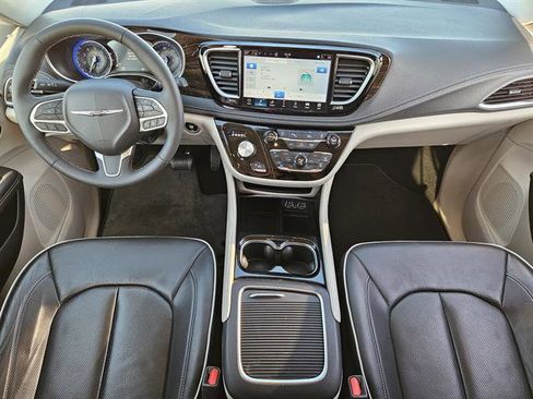 Used 2024 Chrysler Pacifica Limited image 19