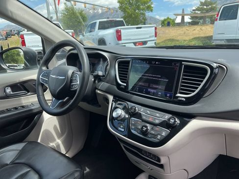 Used 2023 Chrysler Pacifica Touring-L FWD image 18