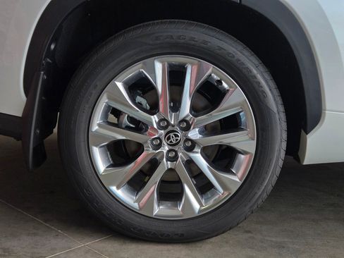 Certified 2026 Toyota Highlander Limited AWD/4WD image 5