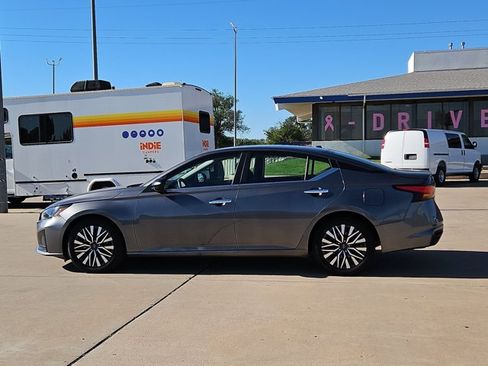 Used 2024 Nissan Altima 2.5 SV FWD image 8