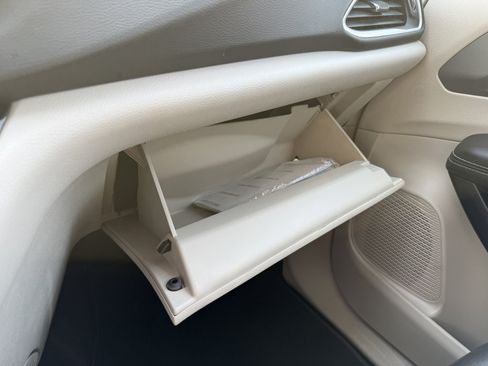 Used 2024 Chrysler Pacifica Touring-L FWD image 33