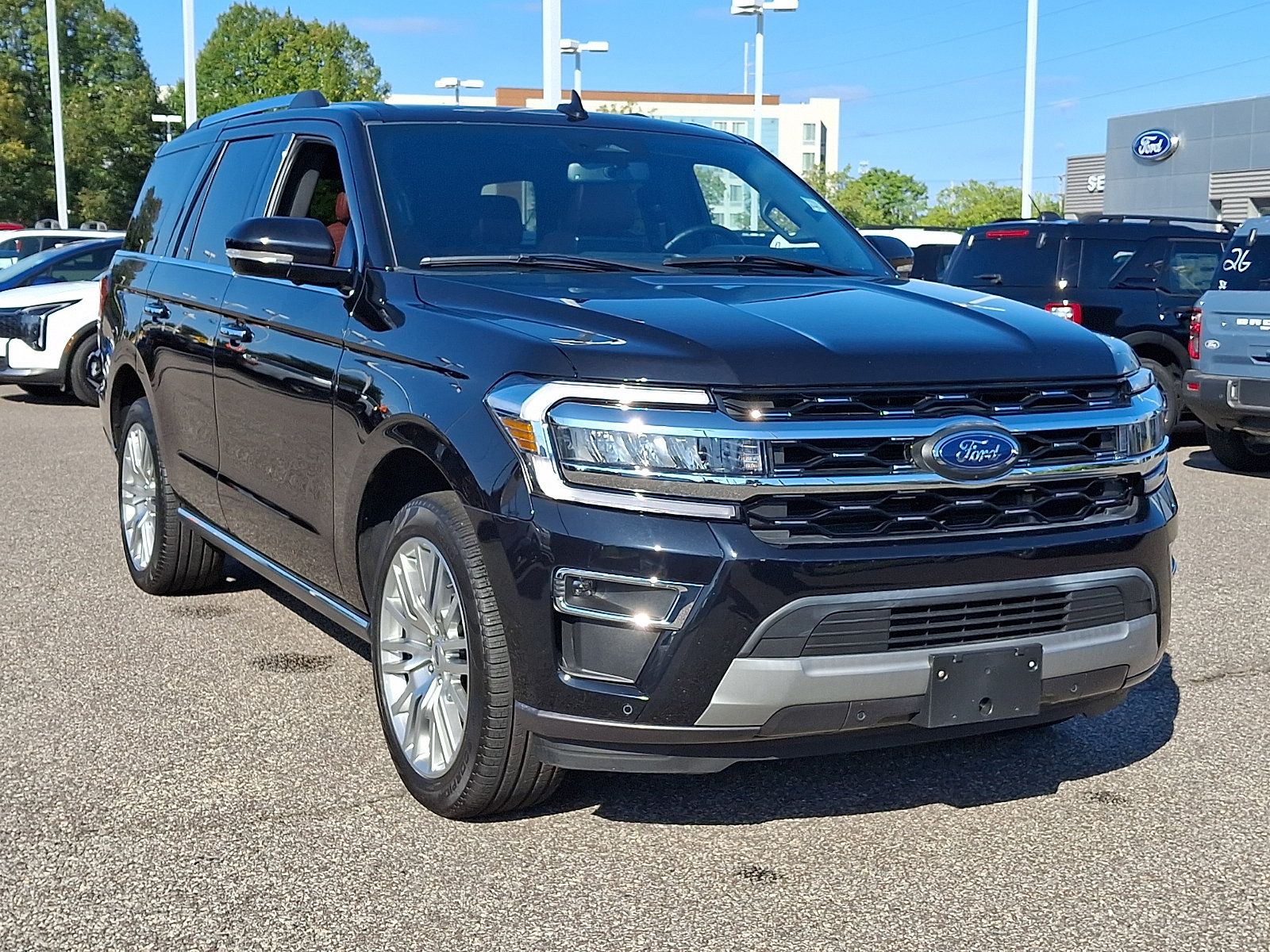 Used 2024 Ford Expedition Limited AWD/4WD image 2