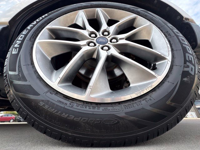 Used 2018 Ford Edge Titanium w/ Technology Package AWD/4WD image 9