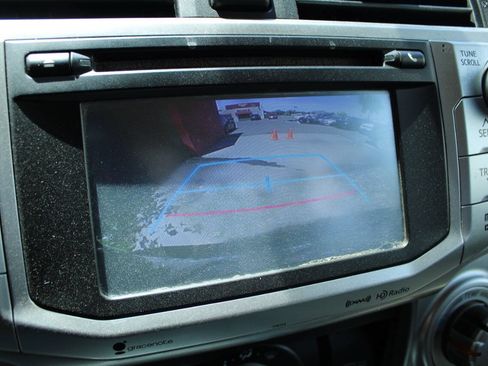 Used 2017 Toyota 4Runner SR5 AWD/4WD image 16